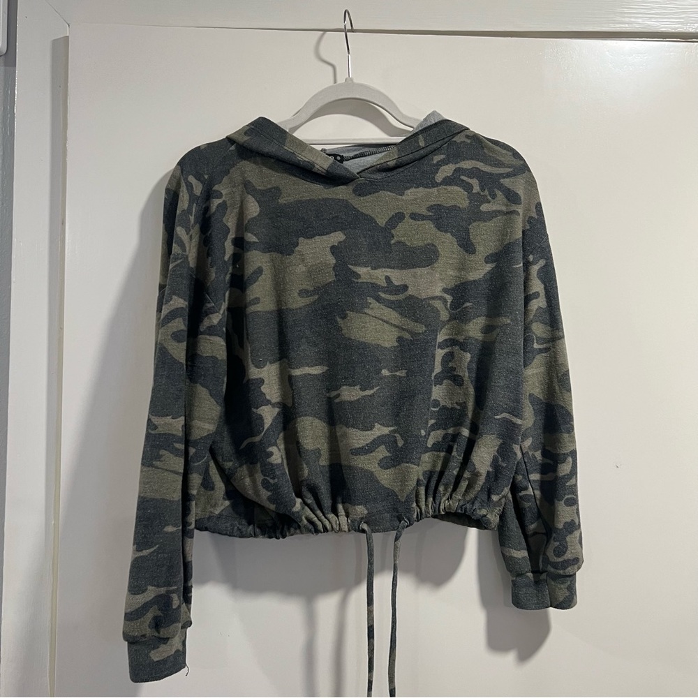 Cropped/drawstring camo hoodie